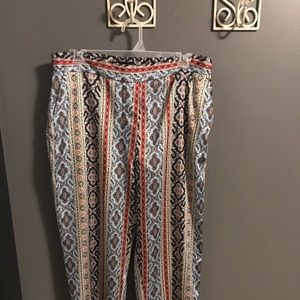 Cropped ‘silk’ pants, beautiful pattern/colors!